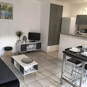 T2 Avec Terrasse Ds Maison De Village Pres D Avignon Vedène